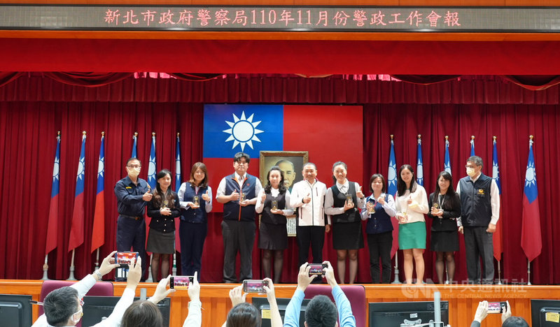 新北市長侯友宜(中)9日上午到板橋區的新北市政府警察局,表揚45名阻詐有功的銀行員。中央社記者沈佩瑤攝 110年11月9日