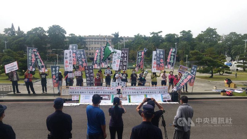 高雄市議會門口9日上午還是有民眾聚集抗議,要求市長陳其邁為城中城大火事件負責下台。中央社記者蔡孟妤攝 110年11月9日