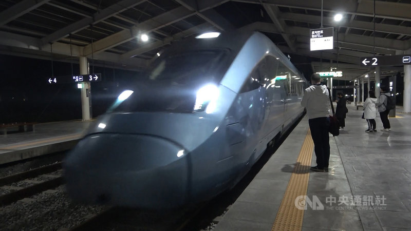 韓國國內首款高速動力分散式列車KTX-Eum今年起正式用於中央線及江陵線鐵路運輸。圖為KTX-Eum進站畫面。中央社記者廖禹揚原州攝 110年11月9日