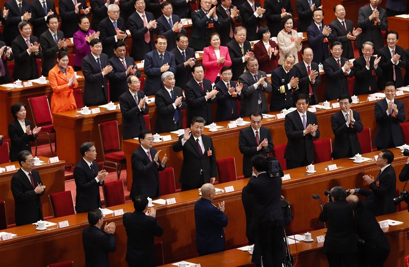 2018年3月17日,第13屆全國人大在北京人民大會堂舉行第五次全體會議,習近平(第二排左4)全票當選為中國國家主席。(中新社)