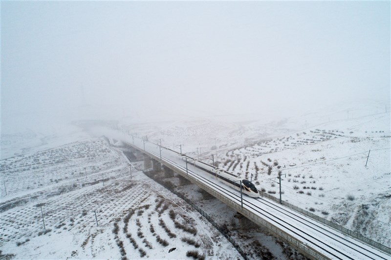 中國近期迎來下半年最強寒流，其中內蒙古通遼地區的強降雪持續約46小時。圖為列車在雪中飛馳。（中新社）