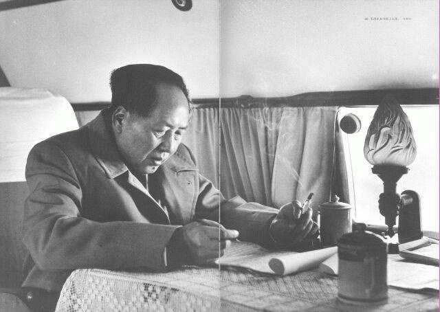 1945年,藉由多年鬥爭取得最高政治地位的毛澤東,為整肅黨內暗存的異己,先是發動殘酷的整風,進而要求作出歷史決議。(圖取自維基共享資源;版權屬公眾領域)