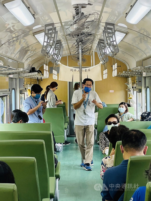 台鐵觀光列車藍皮解憂號攜手南國漫讀節,將車廂打造為列車上的書店,邀請作家劉克襄(中)跟旅客分享旅遊經驗。(雄獅旅遊提供)中央社記者余曉涵傳真 110年11月9日