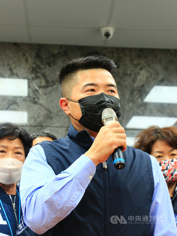 國民黨籍前立委顏寬恒(前)9日在台中市沙鹿服務處宣布,將代表國民黨參加台中第2選區立委補選。中央社記者蘇木春攝 110年11月9日