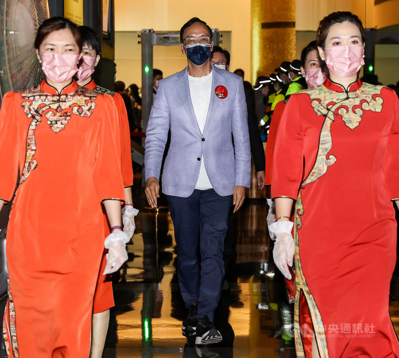世界宗教博物館9日舉行20週年館慶活動,國民黨主席朱立倫(中)受邀出席。中央社記者鄭清元攝 110年11月9日