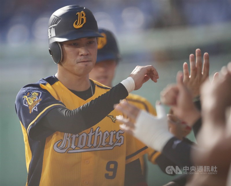 中華職棒中信兄弟隊野手王威晨成為2021人氣王,也是網路得票唯一破6萬的球員。(中央社檔案照片)