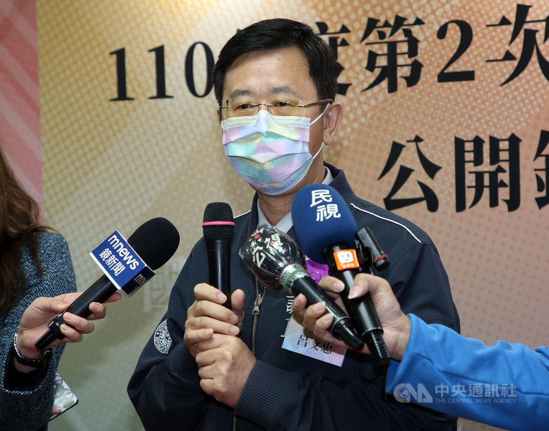 面對調查局長將由桃園地檢署檢察長王俊力接任的傳聞，調查局長呂文忠（圖）9日表示，沒有接到任何異動消息，但尊重長官的安排。中央社記者郭日曉攝  110年11月9日