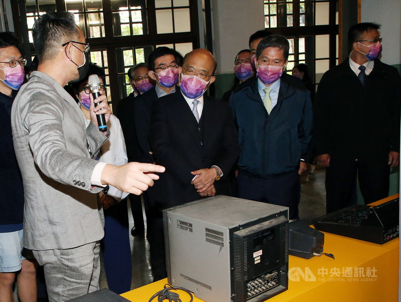 第2屆TCCF創意內容大會系列活動10日起在松山文創園區登場,行政院長蘇貞昌(前中)上午出席開幕式,並由文化部長李永得(前右)等人陪同參觀展區。中央社記者郭日曉攝 110年11月10日