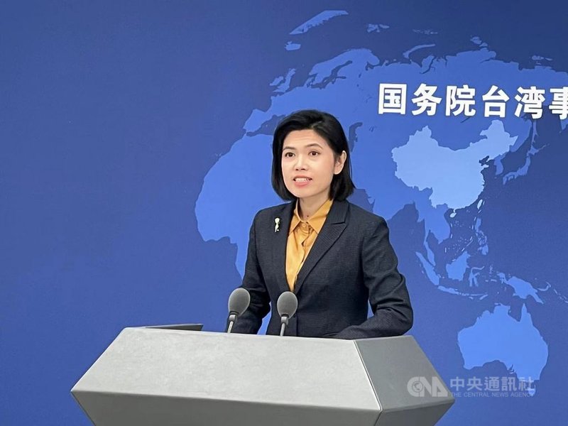 針對美國國會議員搭乘軍用飛機訪台,中國大陸國台辦發言人朱鳳蓮10日聲稱,陸方堅決反對美台進行任何形式的官方往來和軍事聯繫,並敦促美國一些國會議員恪守一中原則等規定。中央社記者邱國強北京攝 110年11月10日