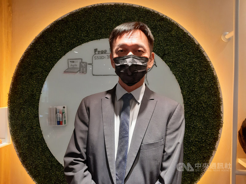 投信投顧公會理事長張錫10日在「好享退-全民退休投資專案成果發表會」後受訪時表示,持續看多台股,只因基本面真的很好。中央社記者潘智義攝 110年11月10日