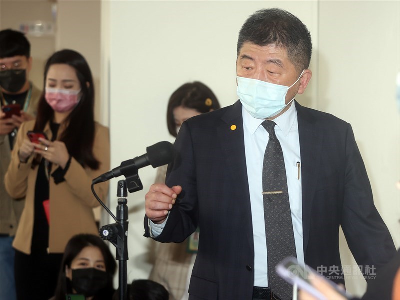 中央流行疫情指揮中心醫療應變組副組長王必勝陷婚外情風波,指揮中心指揮官、衛福部長陳時中(右)10日在立法院說,王必勝已澄清說明,籲社會大眾給予他們機會,讓家庭回歸常軌。中央社記者鄭傑文攝 110年11月10日