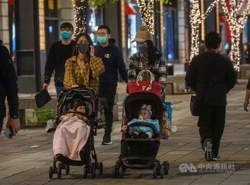大台北地區10日白天呈現乾冷狀態,午後一度有陽光露臉,不過氣象專家吳德榮表示,晚間至11日清晨氣溫將降至最低,平地最低氣溫約可降至攝氏12度左右,提醒民眾留意保暖。圖為台北街頭民眾傍晚換上厚外套外出活動。中央社記者裴禛攝 110年11月10日