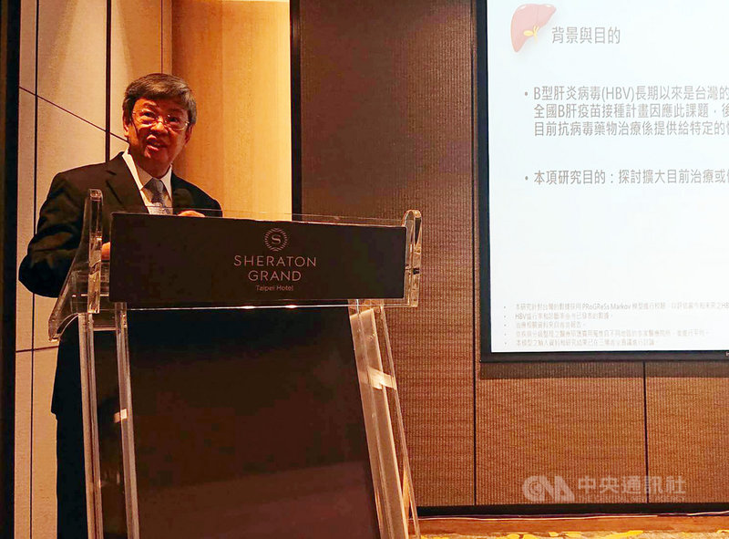 前副總統陳建仁10日除呼籲放寬B肝抗病毒藥物健保給付門檻外,也認為台灣應積極推廣篩檢外展計畫,將診斷率從現行的70%提升至90%,鼓勵家醫科醫師協助追蹤患者接受治療,以利將治療比率從35%升至70%,才可減少B型肝炎病毒相關肝臟疾病。中央社記者陳婕翎攝 110年11月10日
