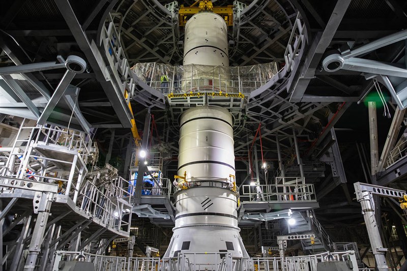 NASA目標在2022年執行「阿提米絲1號」(圖)無人登月任務,2024年「阿提米絲2號」首趟載人任務則將執行飛越月球任務,不過NASA 9日表示載人登月任務將延後至少1年。(圖取自NASA網頁nasa.gov)