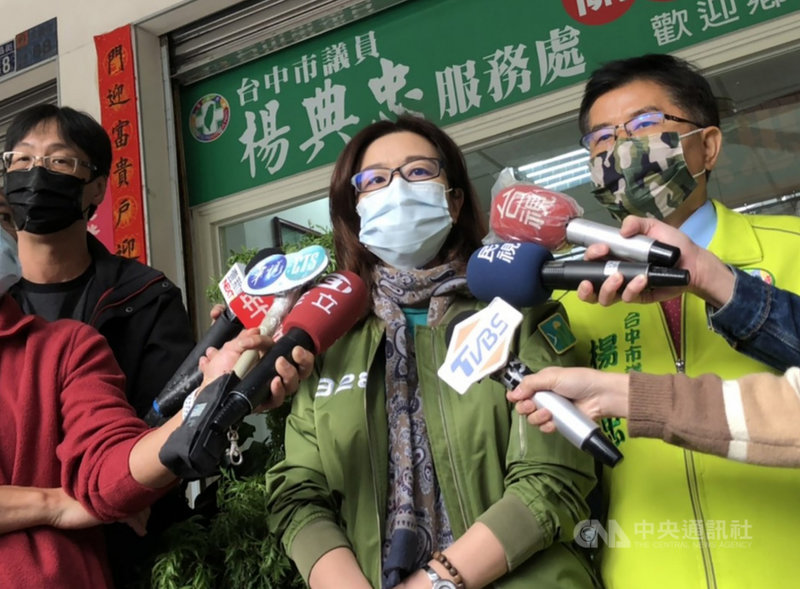 民進黨台中市第2選區立委補選參選人林靜儀(中)10日前往拜訪黨籍台中市議員楊典忠(右)等人,她受訪時表示,在台中讀書工作20年,只是沒有一出生就準備當政治人物,又有6名綠營在地議員相助,「不算是空降吧」。中央社記者趙麗妍攝 110年11月10日