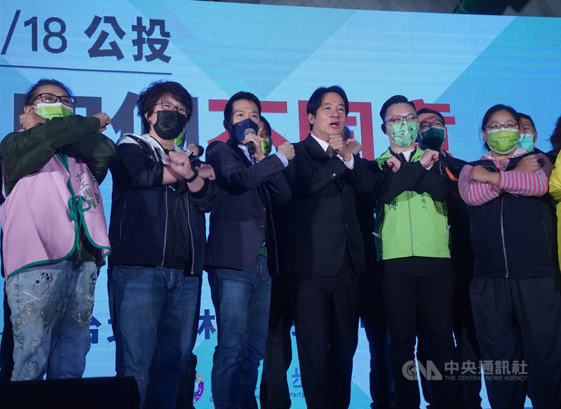 4大公投案年底將投票,民進黨立委何志偉(前左3)10日晚間在士林區前港公園舉辦「四個不同意 台灣更有力」公投說明會,與副總統賴清德(前左4)同台高喊口號、比手勢,號召民眾12月18日投下4張不同意票。中央社記者徐肇昌攝 110年11月10日