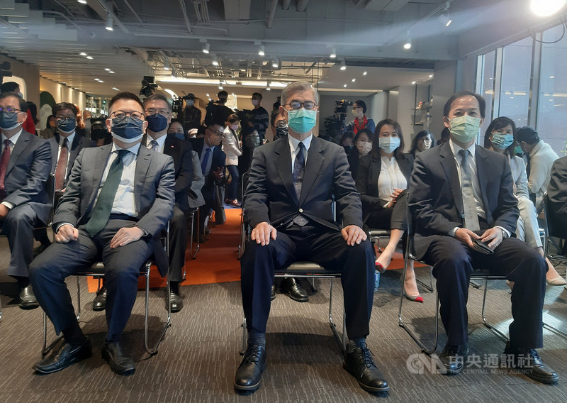金融監督管理委員會主委黃天牧(中)、證期局長張振山(右)與集保董事長林修銘(左)10日出席「好享退-全民退休投資專案成果發表會」。黃天牧表示,希望年輕投資人能參考基金定時定額投資的耐心、紀律策略。中央社記者潘智義攝 110年11月10日