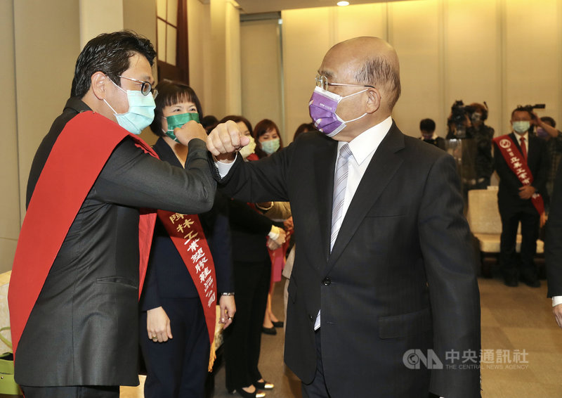 行政院長蘇貞昌(前右)10日下午在行政院接見第30屆國家磐石獎暨第23屆海外台商磐石獎得獎企業,與各企業代表碰肘致意。中央社記者張皓安攝 110年11月10日