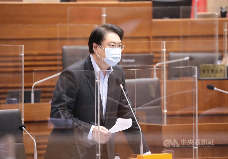 基隆捷運議題引起台北市長柯文哲和基隆市長林右昌(圖)多次隔空互槓,林右昌10日在議會答詢表示,基隆捷運的問題並不只是基隆的問題,他一再強調是對北北基廊帶的民眾和經濟發展有非常大的助益,基隆捷運不只是通勤,這點已經講過N次了。中央社記者王朝鈺攝 110年11月10日