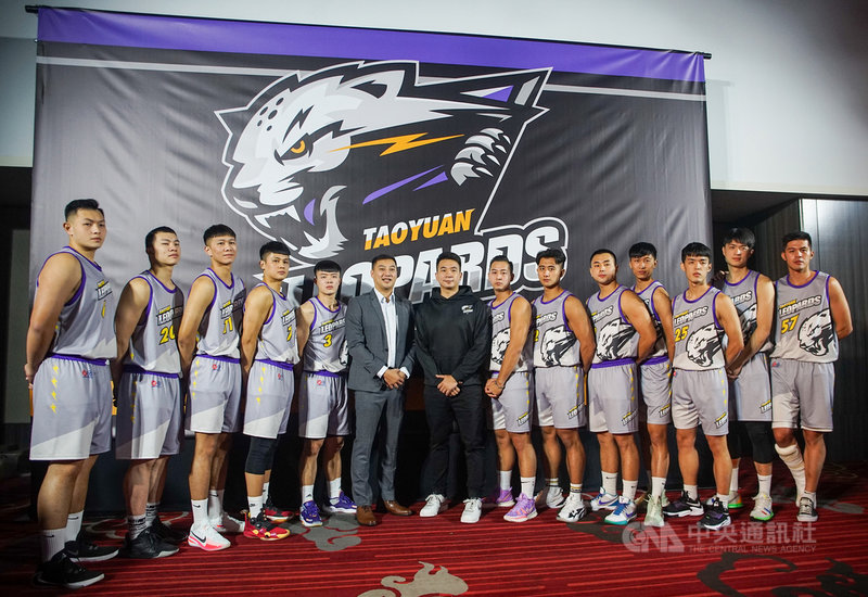 台灣職籃聯盟T1 League桃園雲豹隊10日在桃園福容大飯店舉行成立記者會,由前國手王志群(左7)出任總教練,會後與總經理蘇翊傑(左6)、球員一同合影留念。中央社記者裴禛攝 110年11月10日