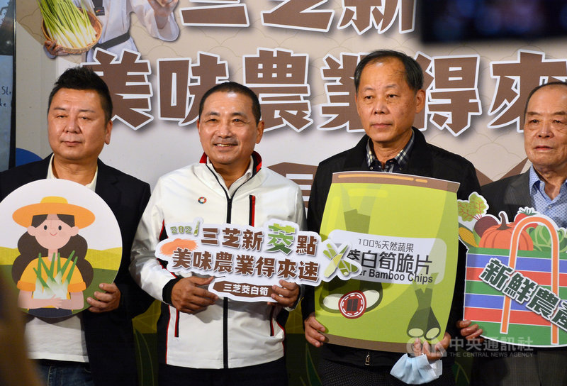 新北市長侯友宜(左2)10日在市府地下1樓出席農業局活動,頒發茭白筍評鑑獎,並推銷智慧型市集。中央社記者黃旭昇新北市攝 110年11月10日