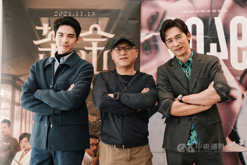 影視製作人湯昇榮(中)與台劇「2049-完美預測」男主角林柏宏(左)、影集「茶金」男主角溫昇豪(右)10日共同現身媒體茶敘,暢聊角色與新戲。(瀚草影視提供)中央社記者葉冠吟傳真 110年11月10日