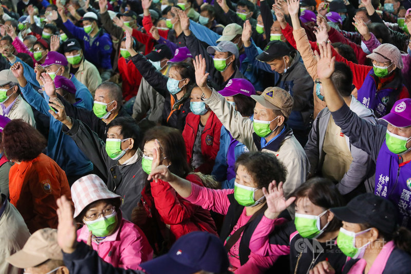 民進黨立委羅致政10日晚間在新北市板橋區舉辦「四個不同意、台灣更有力」公投說明會,不少民眾呼應台上講者,舉手表示已打第二劑疫苗。中央社記者吳家昇攝 110年11月10日