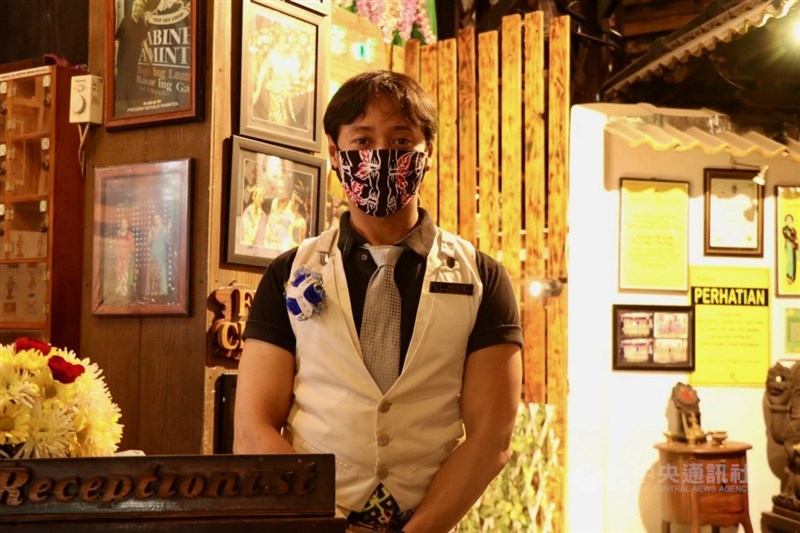 印尼日惹餐館拉敏頓之家營運經理泰迪指出,拉敏頓之家致力保存爪哇文化,創造傳統文化下的用餐氛圍,也是同志友善餐館。中央社記者石秀娟日惹攝 110年11月10日
