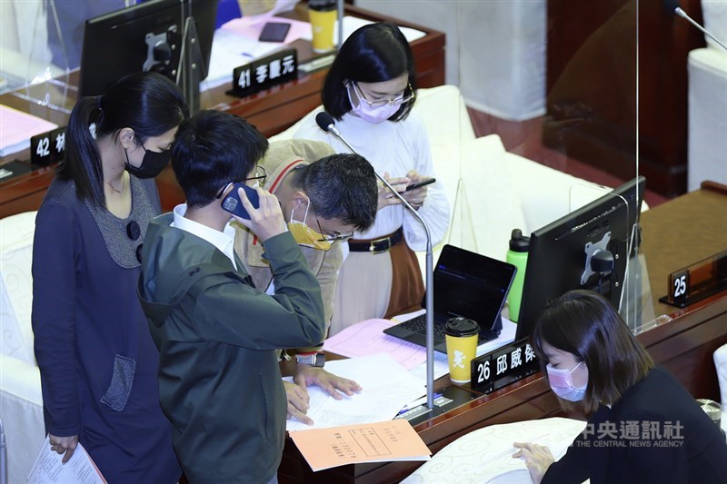 北市議會10日通過重陽禮金致送自治條例。中央社實習記者蕭宇軒攝 110年11月10日