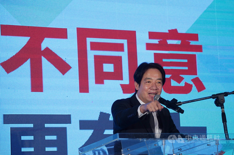 民進黨台北市第一場「四個不同意 台灣更有力」公投說明會由黨籍立委何志偉舉辦,10日晚間在士林區登場,副總統賴清德(圖)到場宣講,呼籲民眾對4大公投案投下4張不同意票,讓台灣好的政策能夠延續。中央社記者徐肇昌攝 110年11月10日