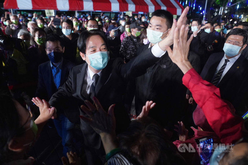 民進黨立委何志偉10日晚間在士林前港公園舉辦台北第1場「四個不同意,台灣更有力」公投說明會,副總統賴清德(前左)進場時,與熱情民眾擊掌致意。中央社記者徐肇昌攝 110年11月10日