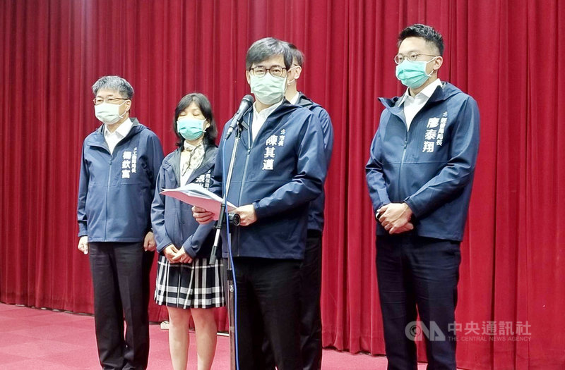台積電將到高雄投資設廠,選址在中油高雄煉油廠舊址。高雄市長陳其邁(前右2)10日上午在市議會接受媒體聯訪表示,市府成立前進指揮所,每天掌握污染整治進度,目前進度超前,預計111年中交地給台積電。圖右為高市府經發局長廖泰翔。中央社記者蔡孟妤攝 110年11月10日