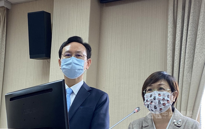 立法院外交及國防委員會10日審查111年度中央政府總預算案關於僑務委員會主管收支的公開及機密部分。僑委會委員長童振源(左)、副委員長徐佳青等人列席備詢。中央社記者鍾佑貞攝 110年11月10日