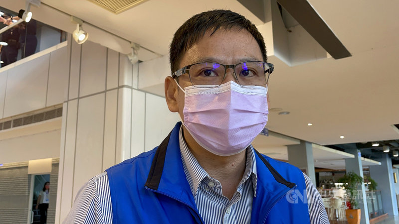 雲林縣環保局長張喬維因在副局長任內僱用妻子為約僱人員,法務部依法裁罰新台幣30萬元,張喬維不服提起行政訴訟,台北地院判決張敗訴,全案可上訴。張喬維10日回應,尊重判決。中央社記者姜宜菁攝 110年11月10日
