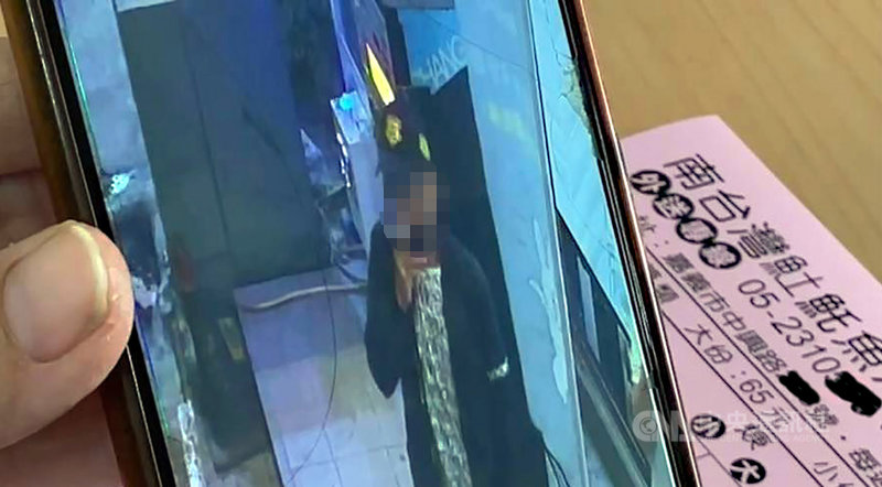 嘉義市一家由單親媽媽經營的小吃店,9日晚間被一名男顧客惡意棄單,業者隨後調閱監視器將客人照片PO上網,希望能提醒其他店家注意,也盼男子出面道歉。(民眾提供)中央社記者黃國芳傳真 110年11月10日