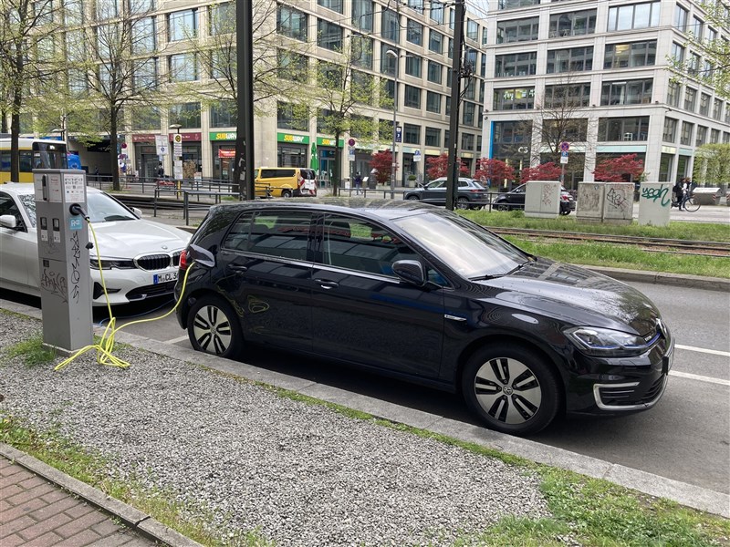 在德國電動車要充電很方便,路邊都有充電樁。圖為福斯e-Golf。(林育立提供)