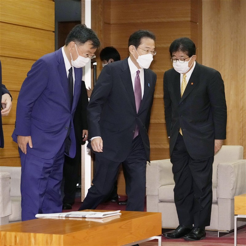 日本首相岸田文雄（中）10日上午率內閣總辭，下午新議員召開特別國會，將選出岸田出任第101任首相。（共同社）