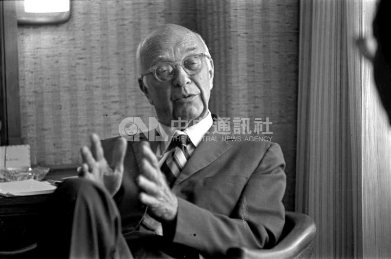 余英時說哈佛大學東亞研究中心創始人費正清提倡學術研究,是開風氣的人,不是純粹念書的書呆子型和學者型,是事業型。(中央社檔案照片)