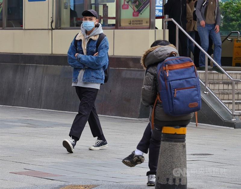 氣象局表示，因東北季風及輻射冷卻加成，10日晚間、11日清晨是氣溫最低的時間，中部以北、東北部低溫約攝氏13、14度。（中央社檔案照片）