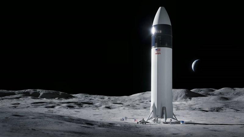 美國政府機關監察單位15日表示,NASA想完成載人登月任務預測「最快2026年」才能完成。圖為SpaceX太空著陸器在月球上的模擬圖。(圖取自SpaceX網頁spacex.com)
