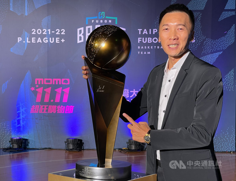 P. LEAGUE+ 台北富邦勇士隊11日總算拿到聯盟元年賽季遲來的冠軍金盃，但卻少了球迷現場見證，總教練許晉哲受訪說，為了彌補遺憾，「我們再拿一座。」中央社記者張新偉攝  110年11月11日