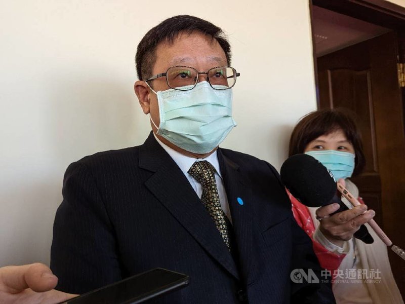 環保署長張子敬(左)11日在立法院受訪表示,對於各項國際評比都虛心接受,但因為台灣不是聯合國會員國,所以很多資料不正確或即時,由於德國看守協會(Germanwatch)屢次以錯誤資料估算台灣減碳績效,經多次反應也未修正,因此考慮不再參加評比。中央社記者張雄風攝 110年11月11日