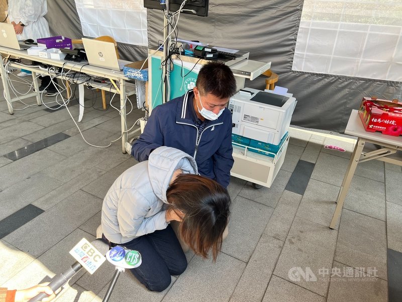 台中市宋姓男大生7日凌晨開車,擦撞一輛瑪莎拉蒂轎車,遭車上張敦量等人毆打昏迷,張姓父母11日在醫院門口下跪哽咽,希望宋母出面接受道歉遭拒。中央社記者郝雪卿攝 110年11月11日