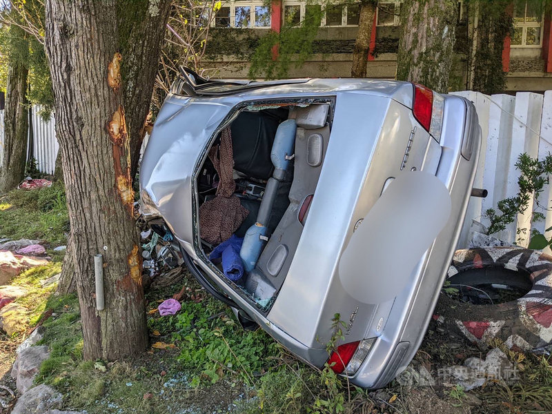 南投縣仁愛鄉仁愛國中前11日發生一輛自小客車突然失控撞向路樹,並側翻卡在樹間的意外事故,導致3人輕傷、1人傷重不治。事發確切原因仍有待調查釐清。(民眾提供)中央社記者蕭博陽南投縣傳真 110年11月11日