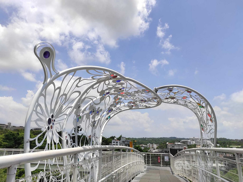 2021彰化國際藝術節活動場域以彰化縣立美術館為起點，並在八卦山天空步道設置結合鷹與蝶意象的公共藝術作品，名為「八卦夢蝶、展翼乾坤」。（彰化縣文化局提供）中央社記者吳哲豪傳真  110年11月11日