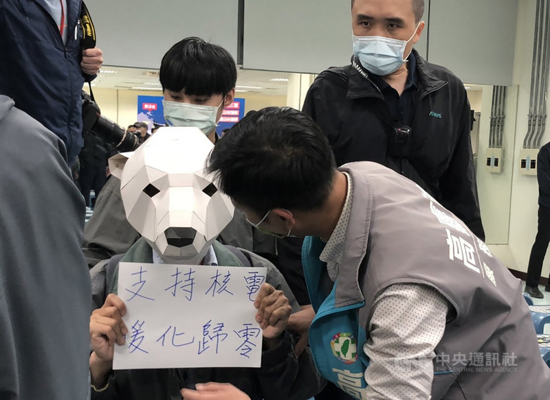 行政院長蘇貞昌11日出席民進黨立委高嘉瑜舉辦的公投說明會,一名民眾在現場手持標語表達挺核立場。中央社記者賴于榛攝 110年11月11日