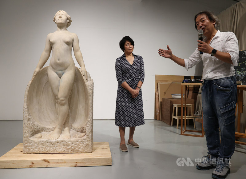 藝術家黃土水作品「甘露水」預計年底將在北師美術館展出，目前持續修復中，11日搶先曝光現況，由國家文化藝術基金會董事長林曼麗（右2）、修復計畫主持人森純一（右）說明進度。中央社記者鄭傑文攝 110年11月11日