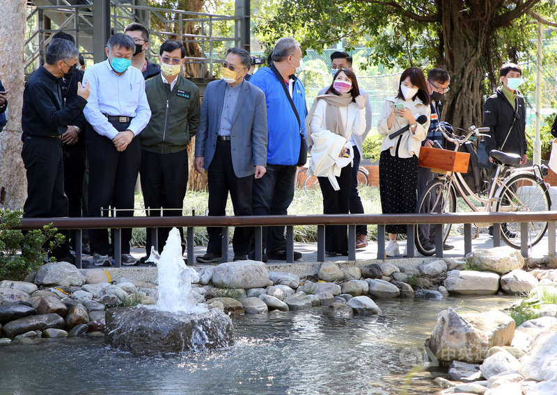 「新生南路3段水圳意象重現暨人行景觀美化工程」,歷經11個月完工,打造以水圳為主軸的都會親水環境,台北市長柯文哲(左2)11日上午前往視察。中央社記者郭日曉攝 110年11月11日