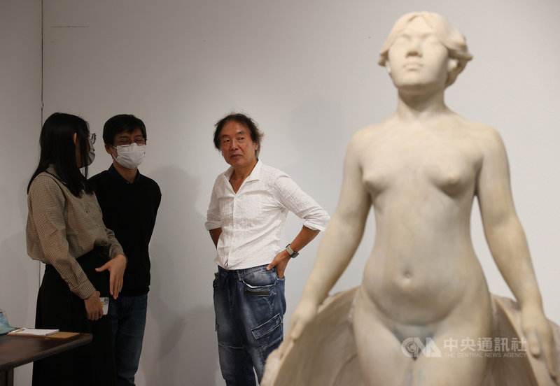 北師美術館11日展出正在修復中的藝術家黃土水作品「甘露水」，其修護計畫由曾修復多件黃土水作品的日籍修復師森純一（左3）主持，預計今年12月「甘露水」將在北師美術館展出中正式現身。中央社記者鄭傑文攝 110年11月11日