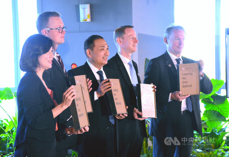 新北市長侯友宜(左3)11日發表新北市2021永續發展目標自願檢視報告書,邀請芬蘭商務辦事處代表米高(左2)、丹麥商務辦事處長柏孟德(右2)、瑞典貿易暨投資委員會台北辦事處代表孔培恩(右)到場見證。中央社記者黃旭昇新北市攝 110年11月11日